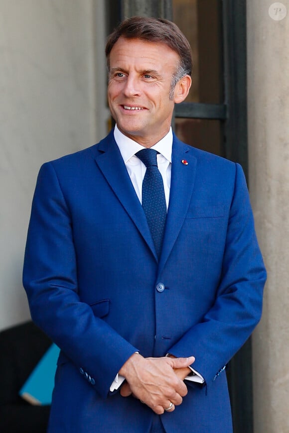 L'animateur a tenté de contacter en direct le président Emmanuel Macron 
Le président de la République française Emmanuel Macron reçoit Simon Harris, Premier ministre d'Irlande, au palais de l'Elysée, le 27 août 2024. © Christophe Clovis / Bestimage