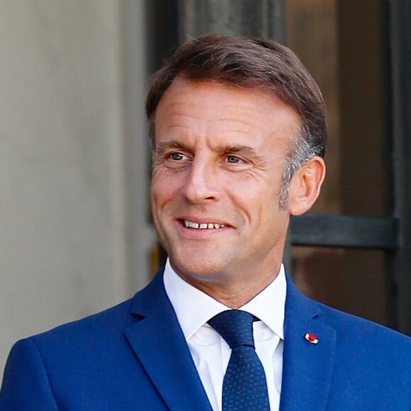 L'animateur a tenté de contacter en direct le président Emmanuel Macron 
Le président de la République française Emmanuel Macron reçoit Simon Harris, Premier ministre d'Irlande, au palais de l'Elysée, le 27 août 2024. © Christophe Clovis / Bestimage