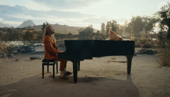 Julien Doré partage son nouveau clip, intitulé "Pourvu qu'elles soient douces", dans lequel il révèle s'il s'est vraiment coupé les cheveux.