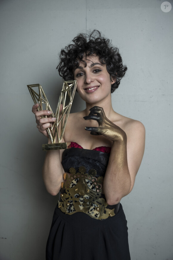 Exclusif - Barbara Pravi (Révélation féminine de l'année) en backstage lors la 37ème cérémonie des Victoires de la musique à la Seine musicale de Boulogne-Billancourt. © Cyril Moreau / Tiziano Da Silva / Bestimage