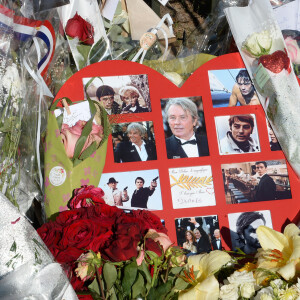 Les fans rendent hommage à Alain Delon devant la grille de sa propriété à Douchy-Montcorbon pendant ses obsèques le 24 août 2024.