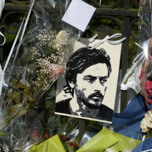 Fleurs et messages déposés par les fans devant la propriété d'Alain Delon à quelques heures des obsèques de l'acteur qui auront lieu dans la chapelle à l'intérieur de sa propriété à Douchy-Montcorbon le 24 août 2024.