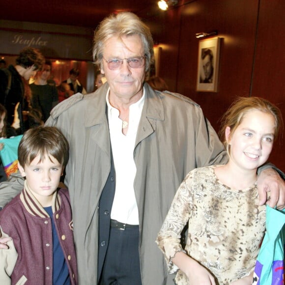 Et cela devrait vous toucher...
A Paris, à L'Empire, Alain Delon entouré par son fils Alain-Fabien et sa fille Anouchka Delon lors de la soirée pour la sortie de la cassette vidéo et du DVD du film "LES 101 DALMATIENS 2". Le 15 octobre 2002 © Christophe Aubert via Bestimage