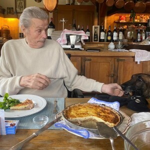 Sur celle-ci, le Guépard déguste une quiche
Alain-Fabien partage des photos de son père sur Instagram