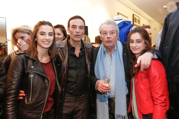 Exclusif - Alain Delon avec ses petites filles Loup et Liv et son fils Anthony Delon - Lancement de la marque de vêtements de cuir "Anthony Delon 1985" chez Montaigne Market à Paris. Le 7 mars 2017 © Philippe Doignon / Bestimage 