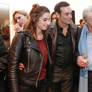 Exclusif - Alain Delon avec ses petites filles Loup et Liv et son fils Anthony Delon - Lancement de la marque de vêtements de cuir "Anthony Delon 1985" chez Montaigne Market à Paris. Le 7 mars 2017 © Philippe Doignon / Bestimage 