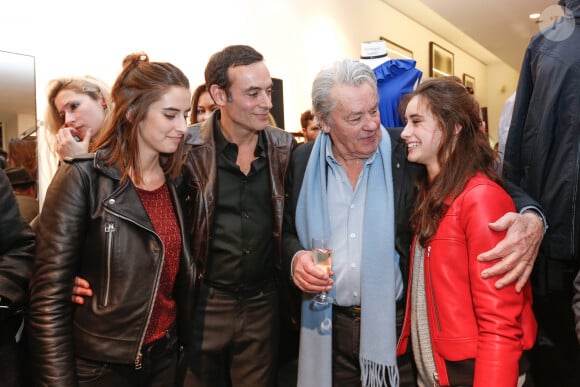 Exclusif - Alain Delon avec ses petites filles Loup et Liv et son fils Anthony Delon - Lancement de la marque de vêtements de cuir "Anthony Delon 1985" chez Montaigne Market à Paris. Le 7 mars 2017 © Philippe Doignon / Bestimage 