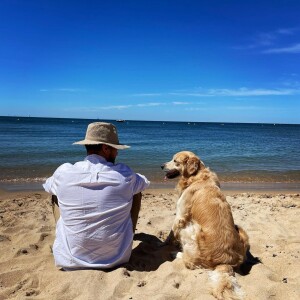 Seul avec son chien Mambo, il avait laissé la garde de son chat à un ami de Nanterre. 
Rayane Bensetti n'hésite pas à poster ses animaux sur son compte Instagram.