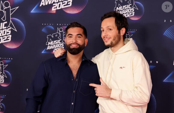 Pour l'enregistrer, la star s'est entourée de Vianney qui a notamment écrit son joli texte avec Renaud Rebillaud. 
Kendji Girac, Vianney au photocall de la 25ème cérémonie des "NRJ Music Awards (NMA)" au palais des Festivals et des Congrès de Cannes, France, le 10 novembre 2023. © Dominique Jacovides/Bestimage 