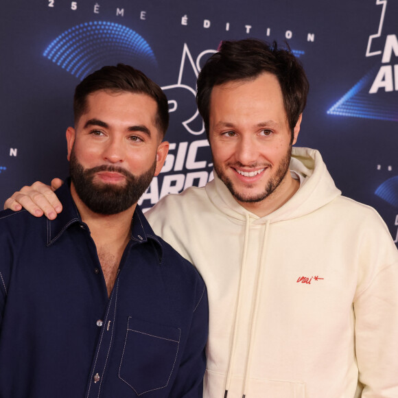 Kendji Girac signe enfin son grand retour en musique après le terrible drame qui a failli lui coûter la vie en avril dernier. A rappeler qu'il avait été blessé par balle au thorax.
Kendji Girac, Vianney au photocall de la 25ème cérémonie des "NRJ Music Awards (NMA)" au palais des Festivals et des Congrès de Cannes, France © Dominique Jacovides/Bestimage 