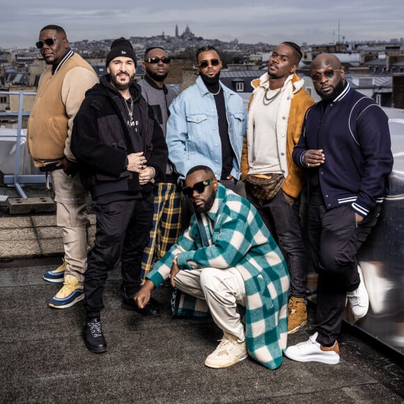 Exclusif - Les membres du groupe de hip-hop français Sexion d'assaut, Gims, Black M, Lefa, Maska, Barack Adama, JR O Crom et Doomams lors d'une séance photo sur le toit de la salle Pleyel dans le 8ème arrondissement de Paris, France, le 7 décembre 2021. © Cyril Moreau/Bestimage