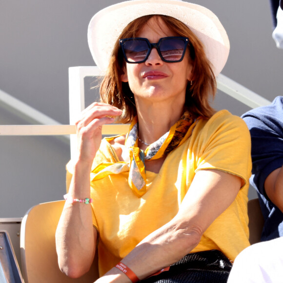 Sophie Marceau - Célébrités dans les tribunes de la finale homme des Internationaux de France de tennis de Roland Garros 2024 à Paris le 9 juin 2024. © Jacovides-Moreau/Bestimage 