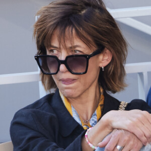 Sophie Marceau - Célébrités dans les tribunes de la finale homme des Internationaux de France de tennis de Roland Garros 2024 à Paris le 9 juin 2024. © Jacovides-Moreau/Bestimage 