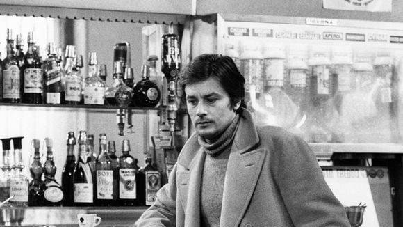 Alain Delon a divorcé de Nathalie : pourquoi a-t-elle gardé son nom toute sa vie ? Un choix qui fait sens...