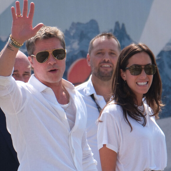 Brad Pitt et sa petite amie, Ines de Ramon viennent d'arriver à VeniseL'acteur Brad Pitt et sa petite amie, Ines de Ramon, arrivent à Venise pendant la 81e Mostra du festival du film de Venise, en Italie. Photo par MvS/Splash News/ABACAPRESS.COM