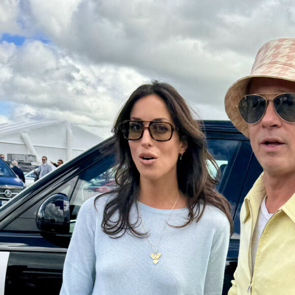 Brad Pitt arrive au Grand Prix de Formule 1 de Grande-Bretagne avec sa petite amie Ines De Ramon au circuit de Silverstone à Towcester, Angleterre, Royaume-Uni, le 7 juillet 2024. Ines a été vue portant un sac Fendi Peekaboo. Photo par Splash News/ABACAPRESS.COM