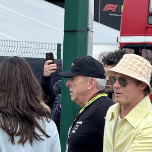 Brad Pitt arrive au Grand Prix de Formule 1 de Grande-Bretagne avec sa petite amie Ines De Ramon au circuit de Silverstone à Towcester, Angleterre, Royaume-Uni, le 7 juillet 2024. Ines a été vue portant un sac Fendi Peekaboo. Photo par Splash News/ABACAPRESS.COM