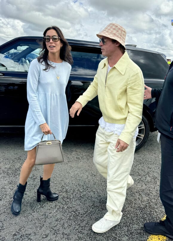 Brad Pitt arrive au Grand Prix de Formule 1 de Grande-Bretagne avec sa petite amie Ines De Ramon au circuit de Silverstone à Towcester, Angleterre, Royaume-Uni, le 7 juillet 2024. Ines a été vue portant un sac Fendi Peekaboo. Photo par Splash News/ABACAPRESS.COM