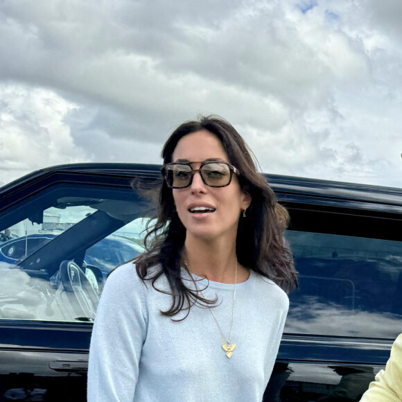 Brad Pitt arrive au Grand Prix de Formule 1 de Grande-Bretagne avec sa petite amie Ines De Ramon au circuit de Silverstone à Towcester, Angleterre, Royaume-Uni, le 7 juillet 2024. Ines a été vue portant un sac Fendi Peekaboo. Photo par Splash News/ABACAPRESS.COM