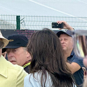 Brad Pitt arrive au Grand Prix de Formule 1 de Grande-Bretagne avec sa petite amie Ines De Ramon au circuit de Silverstone à Towcester, Angleterre, Royaume-Uni, le 7 juillet 2024. Ines a été vue portant un sac Fendi Peekaboo. Photo par Splash News/ABACAPRESS.COM