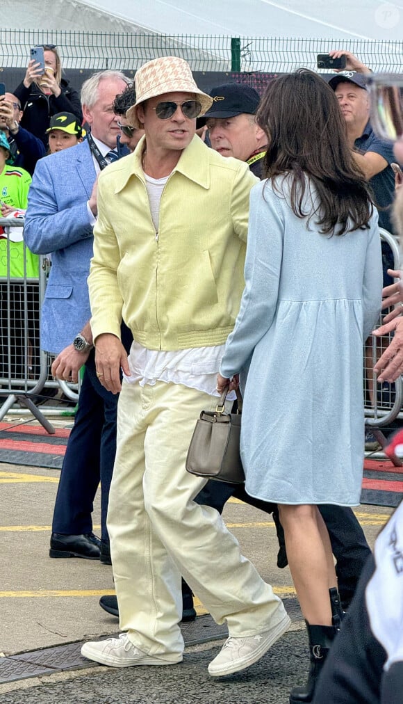 Brad Pitt arrive au Grand Prix de Formule 1 de Grande-Bretagne avec sa petite amie Ines De Ramon au circuit de Silverstone à Towcester, Angleterre, Royaume-Uni, le 7 juillet 2024. Ines a été vue portant un sac Fendi Peekaboo. Photo par Splash News/ABACAPRESS.COM