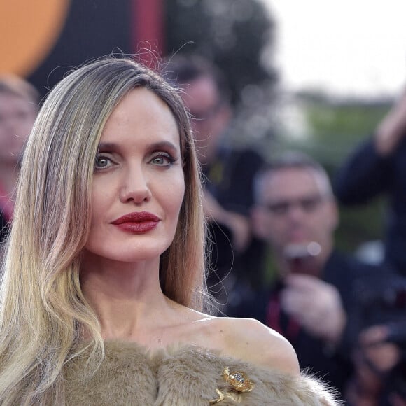 Cette venue en couple est sans doute un message adresse à son ex, alors que leur divorce n'est pas réglé... Angelina Jolie assiste à un tapis rouge pour "Maria" pendant le 81ème Festival International du Film de Venise le 29 août 2024 à Venise, Italie.