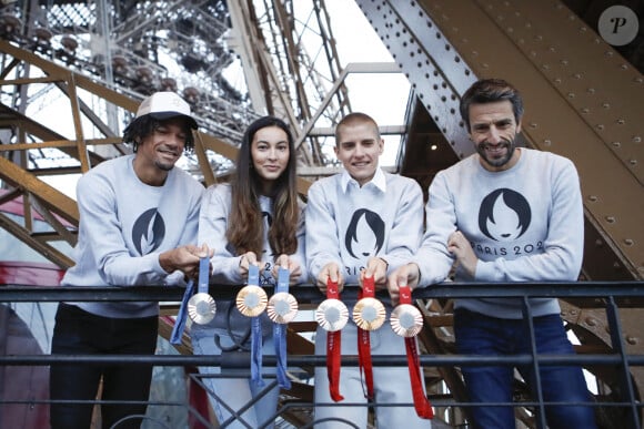 Arnaud Assoumani, Sara Balzer, Marie Patouillet et Tony Estanguet lors du dévoilement des médailles des Jeux olympiques et paralympiques, fabriquées à partir de bouts de la tour Eiffel, sur la tour Eiffel, à Paris, France, le 8 février 2024. Elles incarnent la créativité de Paris 2024 avec un concept exceptionnel : la rencontre de l'objet le plus convoité des Jeux avec le symbole iconique de la France et de Paris, la tour Eiffel. Chaque médaillé recevra un morceau de fer d'origine de la tour Eiffel placé au coeur de sa médaille. Pour imaginer son design, Paris 2024 a fait appel à sa Commission des Athlètes et au savoir-faire de Chaumet, Maison du groupe LVMH, Partenaire Premium des Jeux de Paris 2024. © Pierre Perusseau/Bestimage