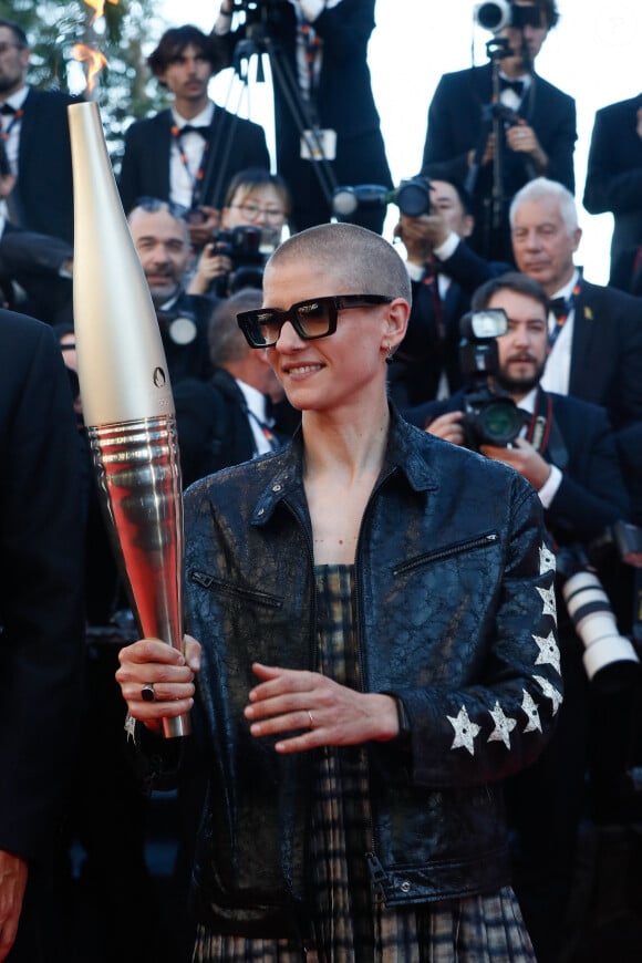 Marie Patouillet et la flamme Olympique - Montée des marches du film " Marcello Mio " lors du 77ème Festival International du Film de Cannes, au Palais des Festivals à Cannes. Le 21 mai 2024 © Christophe Clovis / Bestimage 