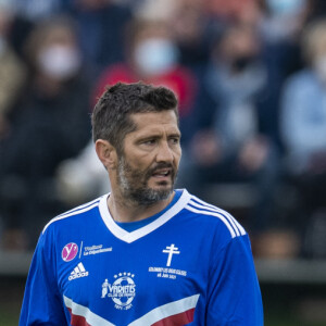 La formen ça s'entretient et Bixente Lizarazu y a mis les moyens !
Bixente Lizarazu lors du match d'inauguration du stade Charles de Gaulle à Colombey-les-Deux-Églises entre le Variétés Club de France et le club local le 6 juin 2021. Ce match contre le FC Colombey a été joué au profit de la Fondation Anne-de-Gaulle © Pierre Perusseau / Bestimage 