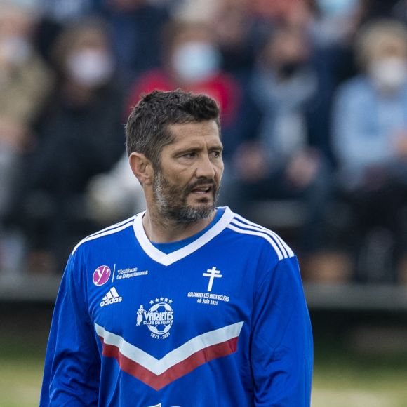 La formen ça s'entretient et Bixente Lizarazu y a mis les moyens !
Bixente Lizarazu lors du match d'inauguration du stade Charles de Gaulle à Colombey-les-Deux-Églises entre le Variétés Club de France et le club local le 6 juin 2021. Ce match contre le FC Colombey a été joué au profit de la Fondation Anne-de-Gaulle © Pierre Perusseau / Bestimage 