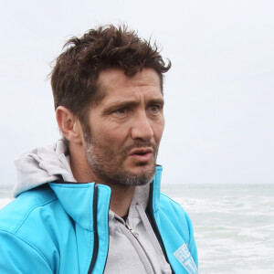 Exclusif - L'ancien footballeur et présentateur télé Bixente Lizarazu nettoie les plages d'Anglet avec des écoliers en ouverture des journées nationales du nettoyage le 17 mars 2017. Cette opération est à l'initiative de Surfrider Foundation Europe dont Bixente Lizarazu est un des parrains. © Patrick Bernard / Christophe de Prada / Bestimage 