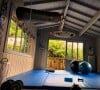 Dans laquelle trônent fièrement punching ball, haltères, poids en tous genres, élastiques et kettlebells
La salle de sport de Bixente Lizarazu