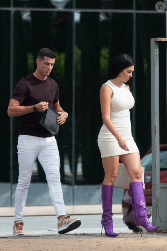  Cristiano Ronaldo vient de profiter d'un break à Monaco avec sa compagne Georgina
Cristiano Ronaldo et sa compagne Georgina Rodriguez se balaent dans les rues de Madrid, espagne, le 17 juin 2023.