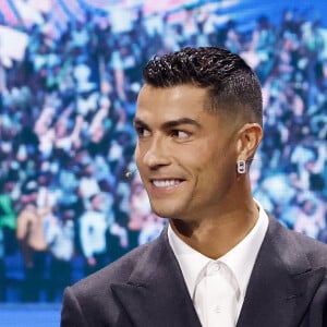 Cristiano Ronaldo (Broche Akh Ba Ka High Jewelry, boucle d'oreille So Move - Messika) durant le tirage au sort des rencontres de la phase régulière de la Ligue des champions pour la saison 2024-2025 et remises du prix du meilleur buteur de tous les temps de l'UEFA Champions League à Cristiano Ronaldo et du Prix du président de l'UEFA 2024 à Gianluigi Buffon, au Grimaldi Forum à Monaco, le 29 août 2024. © Messika via Bestimage 