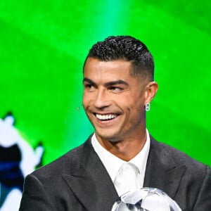 Cristiano Ronaldo (Broche Akh Ba Ka High Jewelry, boucle d'oreille So Move - Messika) durant le tirage au sort des rencontres de la phase régulière de la Ligue des champions pour la saison 2024-2025 et remises du prix du meilleur buteur de tous les temps de l'UEFA Champions League à Cristiano Ronaldo et du Prix du président de l'UEFA 2024 à Gianluigi Buffon, au Grimaldi Forum à Monaco, le 29 août 2024. © Messika via Bestimage 