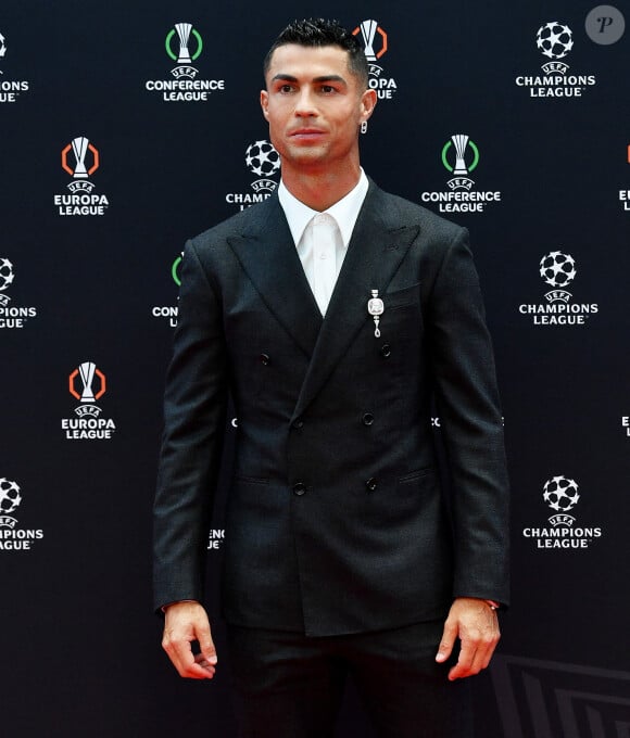 Cristiano Ronaldo (Broche Akh Ba Ka High Jewelry, boucle d'oreille So Move - Messika) durant le tirage au sort des rencontres de la phase régulière de la Ligue des champions pour la saison 2024-2025 et remises du prix du meilleur buteur de tous les temps de l'UEFA Champions League à Cristiano Ronaldo et du Prix du président de l'UEFA 2024 à Gianluigi Buffon, au Grimaldi Forum à Monaco, le 29 août 2024. © Messika via Bestimage 