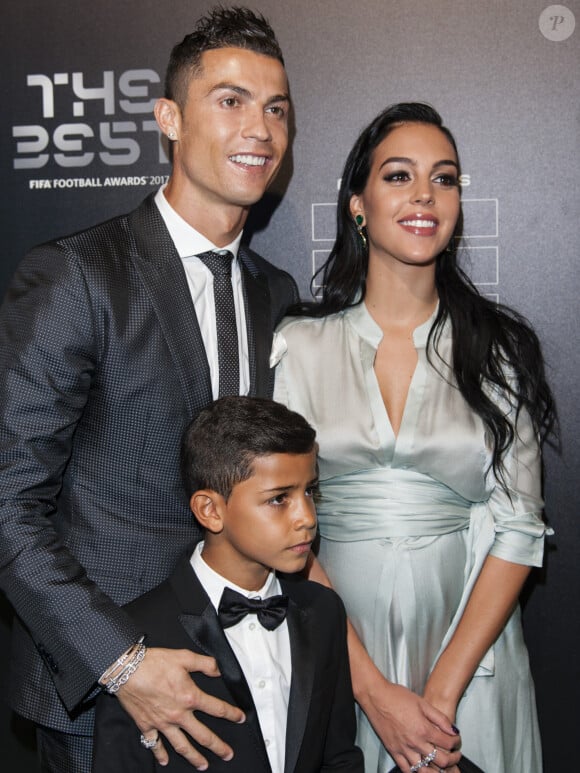 Cristiano Ronaldo (meilleur joueur), son fils Cristiano Jr et sa compagne Georgina Rodriguez enceinte - The Best FIFA Football Awards 2017 au London Palladium à Londres, le 23 octobre 2017. © Pierre Perusseau/Bestimage