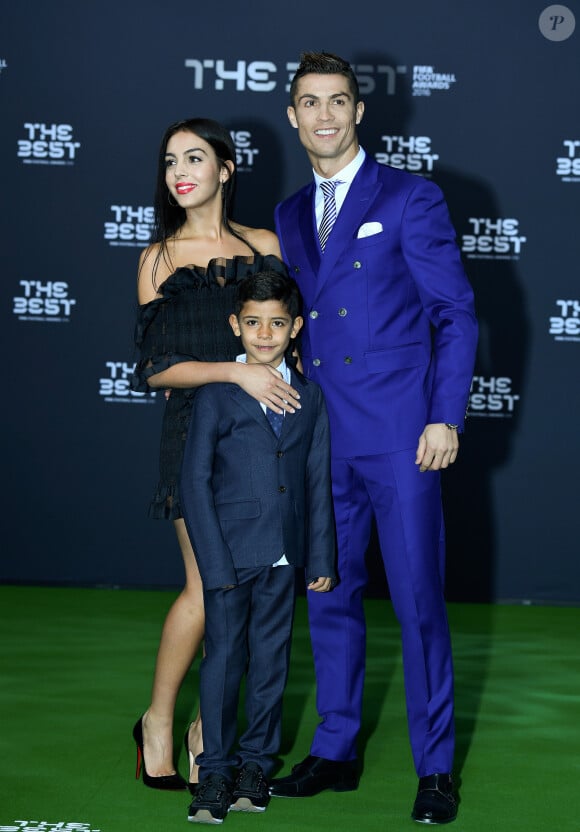 Cristiano Ronaldo , son fils Cristiano Jr et sa compagne Georgina Rodriguez au photocall des FIFA Football Awards à Zurich le 9 janvier 2017.