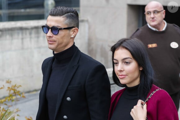 Cristiano Ronaldo quitte le tribunal avec sa compagne Georgina Rodríguez à Madrid.