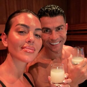 Alors qu'il s'apprête à disputer deux rencontres avec le Portugal
Cristiano Ronaldo et sa fiancée Georgina Rodriguez sur Instagram.