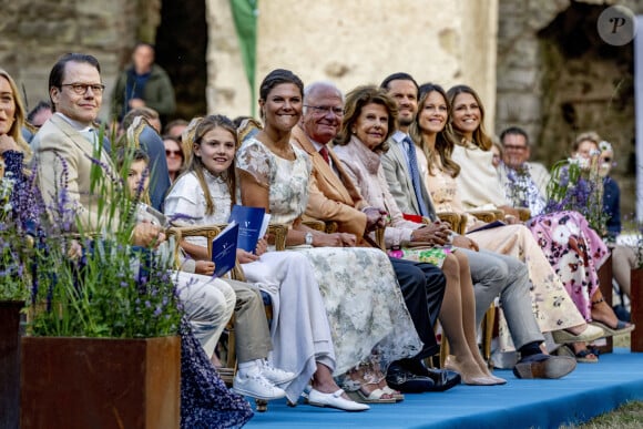 Une famille royale est sur le point de s'agrandir !
Roi Carl Gustav, Reine Silvia, Princesse Victoria, Prince Daniel, Princesse Estelle, Prince Oscar, Princesse Madeleine, Prince Carl Philip, Princesse Sofia - La famille royale de Suède aux concerts "Solliden Sessions" au château de Solliden à Borgholm. 