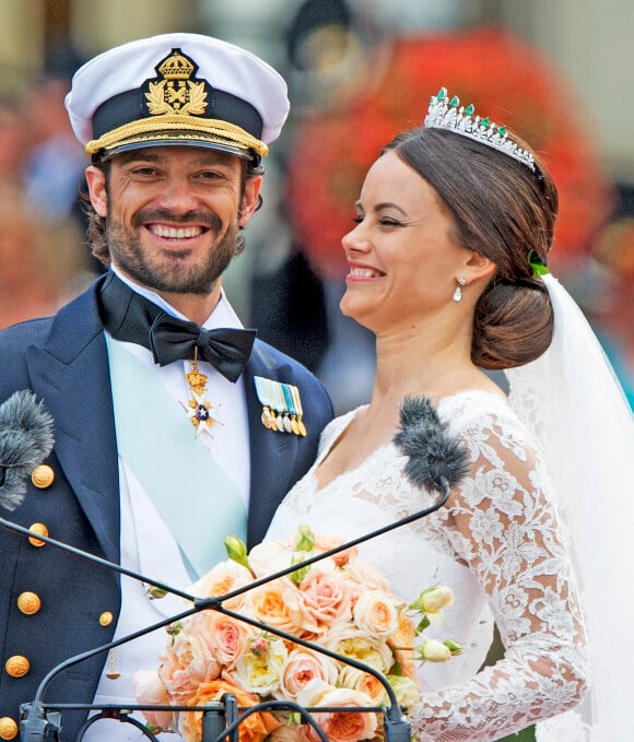 Le prince Carl Philip de Suède et sa femme Sofia Hellqvist - Le couple et leurs invités au balcon du palais royal à la fin de la cérémonie de mariage à Stockholm, le 13 juin 2015. 