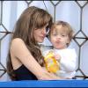 Angelina Jolie et son enfant (Knox ou Vivienne) à la terrasse de l'hôtel qu'ils occupent en Italie durant le tournage de The Tourist, le 25 mars 2010