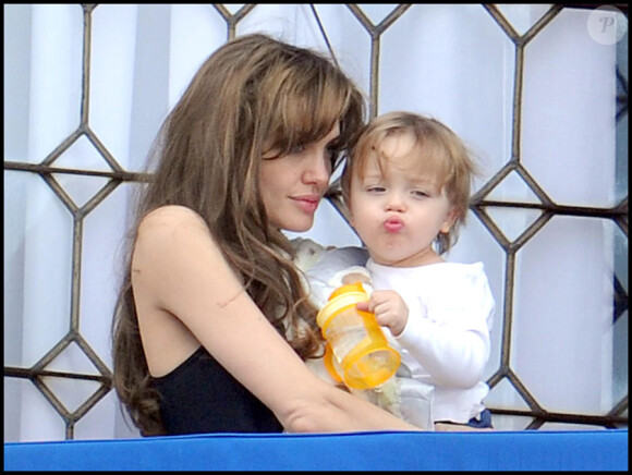 Angelina Jolie et son enfant (Knox ou Vivienne) à la terrasse de l'hôtel qu'ils occupent en Italie durant le tournage de The Tourist, le 25 mars 2010