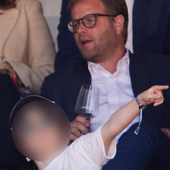 Léa Salamé en tribunes avec son fils Gabriel, né en 2017, ainsi que de son beau-fils de 11 ans, Alexandre en tribunes lors des Internationaux de France de tennis de Roland Garros 2023 à Paris, France, le 3 juin 2023. © Cyril Moreau/Bestimage