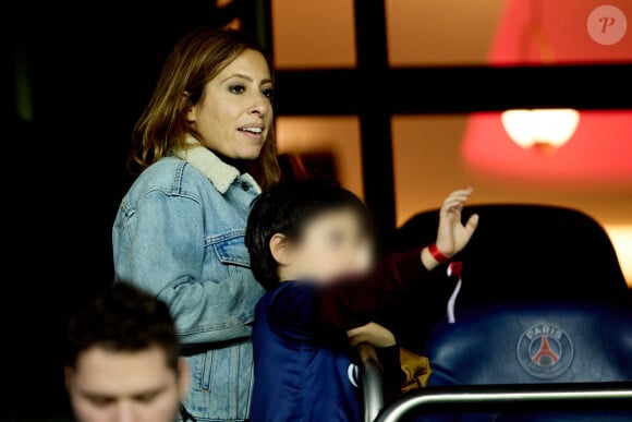 Léa Salamé, maman de Gabriel, débute sa rentrée avec un emploi du temps chargé
Léa Salamé et son fils Gabriel au match de football en ligue 1 Uber Eats : PSG vs Nice (2-1) au Parc des Princes à Paris.