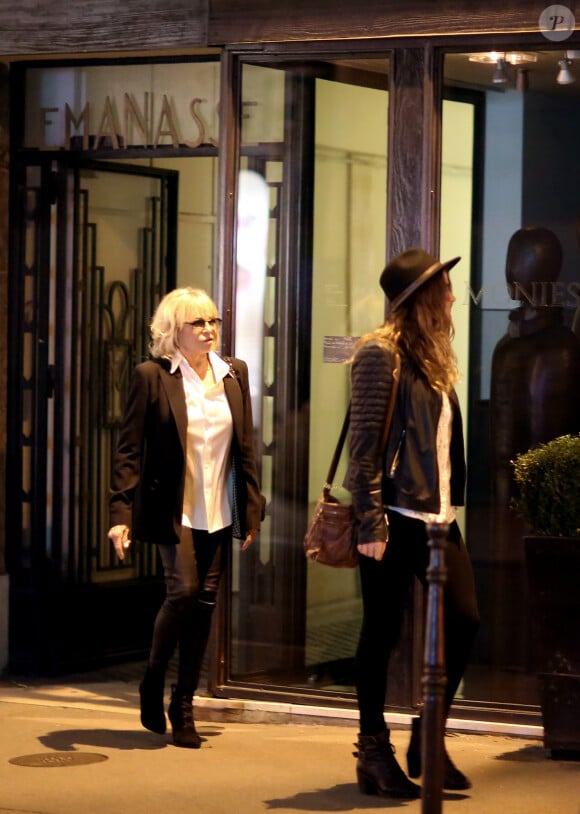 Nathalie Delon et Alyson le Borges - Sorties du restaurant - Alain Delon en famille pour fêter ses 80 ans au restaurant La Corte, rue du faubourg St-Honoré à Paris le 7 novembre 2015.