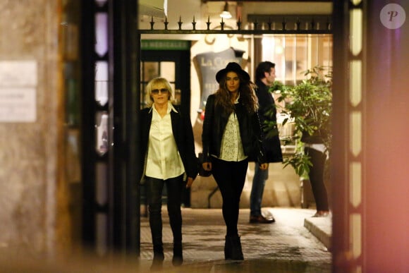 Nathalie Delon, Alyson Le Borges - Sorties du restaurant - Alain Delon en famille pour fêter ses 80 ans au restaurant La Corte, rue du faubourg St-Honoré à Paris le 7 novembre 2015.