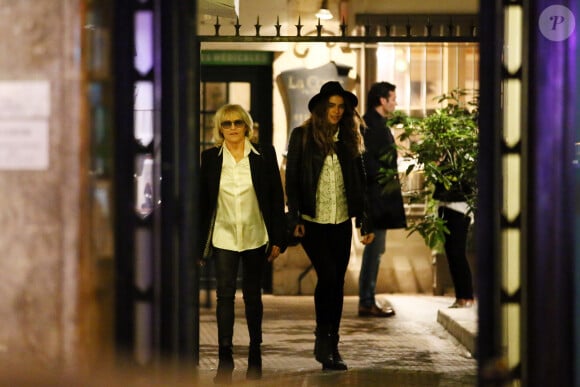 Nathalie Delon, Alyson Le Borges - Sorties du restaurant - Alain Delon en famille pour fêter ses 80 ans au restaurant La Corte, rue du faubourg St-Honoré à Paris le 7 novembre 2015.