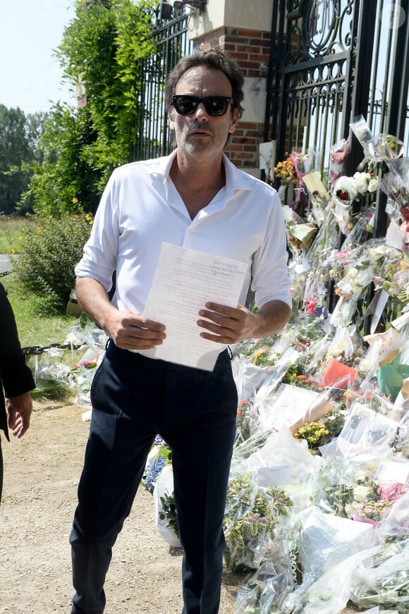 Anthony Delon et son demi-frère Alain-Fabien découvrent les hommages devant les grilles de la propriété de Douchy, quelques heures avant les obsèques de leur père, A.Delon, le 24 août 2024.